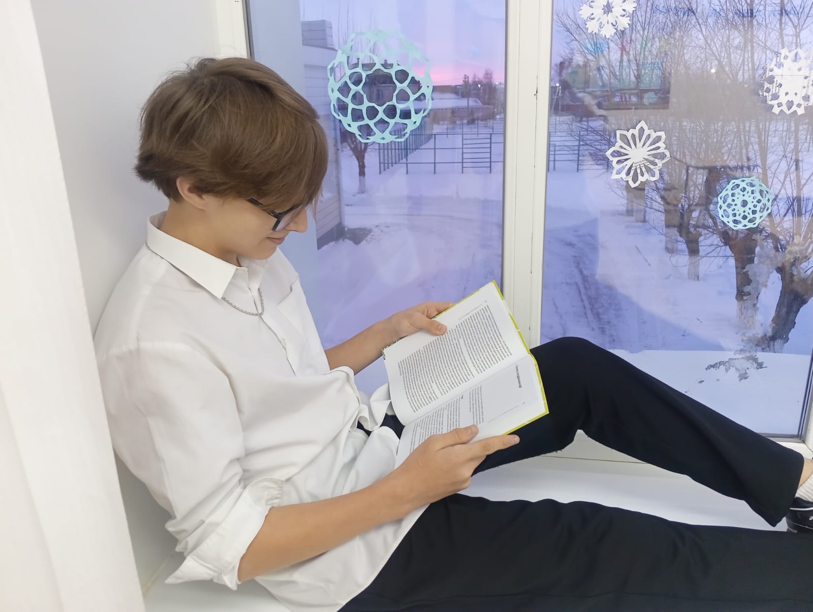 Үзіліс кезінде бірге кітап оқу